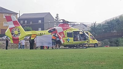Helicóptero del Servicio de Emergencias Sanitarias Sacyl aterrizado cerca de la playa fluvial de Villafranca del Bierzo durante el rescate de un bañista
