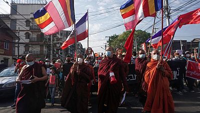 Monjes budistas se unen a las protestas contra el golpe de Estado en Birmania