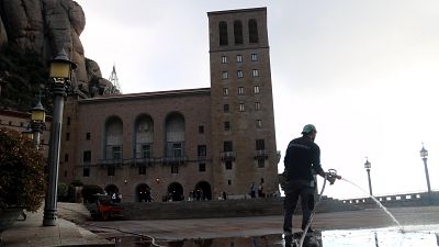 Personal treballant per retornar la normalitat a Montserrat l'endemà dels aiguats Personal treballant per retornar la normalitat a Montserrat l'endemà dels aiguats