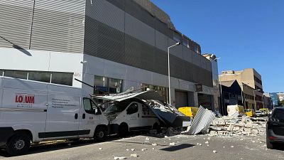 Efectes de la caiguda d'un mur d'un taller a l'Hospitalet de Llobregat. Efectes de la caiguda d'un mur d'un taller a l'Hospitalet de Llobregat.