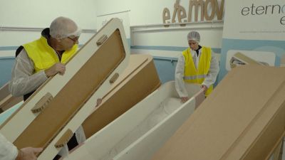 Urnas biodegradables y ataúdes de cartón: así es el futuro (eco) de la muerte