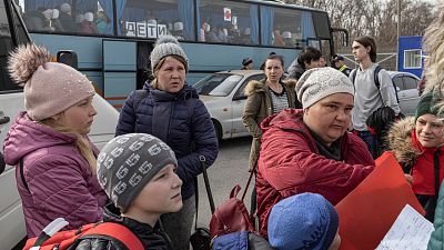 Moscú anuncia un alto el fuego en Mariúpol y Ucrania envía autobuses para evacuar a los civiles