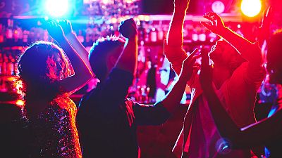 Mossos de paisà extremen la vigilancia dins les discoteques Mossos de paisà extremen la vigilancia dins les discoteques