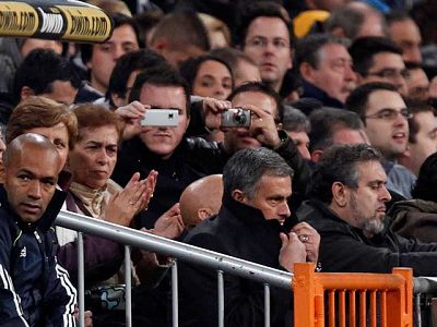 Mourinho dirige desde la grada | Ver