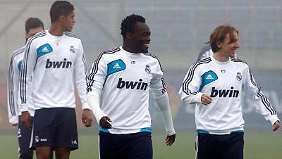 El Real Madrid preparó este lunes el partido de Champions contra el Borussia de Dortmund bajo la niebla, pero el entrenador, Jose Mourinho, sabe lo que quiere de su equipo en Alemania, donde podría repetir defensa.