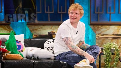 Un móvil viejo y dos juicios por plagio: la inspiración de Ed Sheeran para "Old Phone", en La Revuelta