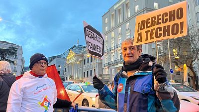 Miembros del colectivo de la vivienda de Madrid protestan en las inmediaciones del Congreso de los Diputados.