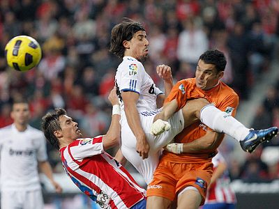 El encuentro que disputaron Real Madrid y Sporting de Gijón recordó a aquellos míticos choques de ambos equipos en las décadas de los 70 y los 80. Ambiente caldeado desde antes de empezar, el público metido de lleno, juego intenso y un pequeño fallo