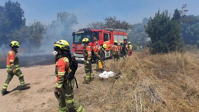 Los bomberos forestales han estabilizado el fuego de Manises, Valencia.