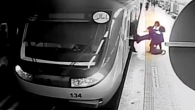 Muere la joven agredida por no llevar el velo islámico en el metro de Irán