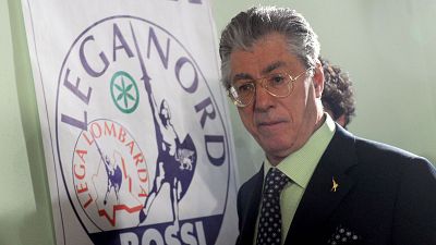 Umberto Bossi, líder populista de la Liga Norte, llega a una rueda de prensa en Milán el 29 de marzo de 2010.