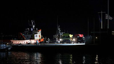 Mueren al menos 14 personas migrantes al chocar su bote con un barco de guardacostas griego