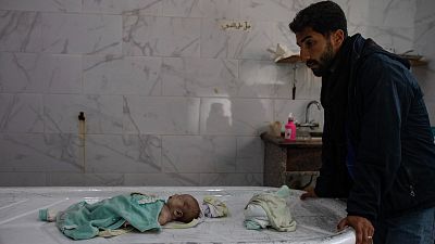 Un bebé recién nacido muere en Gaza por frío