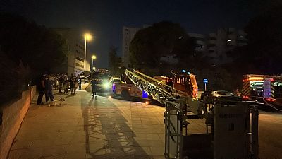 Efectivos intervienen en el incendio en una vivienda en Benalmádena en el que han fallecido dos menores