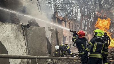 Mueren al menos 20 personas en un ataque ruso contra una zona residencial en Odesa