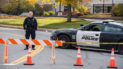 Al menos 18 muertos y 13 heridos en dos tiroteos masivos en Maine con el sospechoso a la fuga