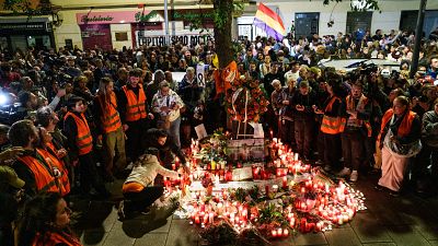 Decenas de personas dejan flores y velas durante la manifestación ‘Hasta Siempre, Maricarmen’ frente al bloque donde residía Decenas de personas dejan flores y velas durante la manifestación ‘Hasta Siempre, Maricarmen’ frente al bloque donde residía