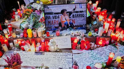 Flores, velas y mensajes de condolencia por la muerte de Maricarmen Abascal Flores, velas y mensajes de condolencia por la muerte de Maricarmen Abascal
