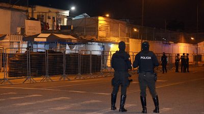 Al menos 31 presos han muerto, 27 de ellos ahorcados, tras violentos enfrentamientos en una cárcel de Ecuador