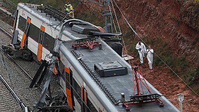 Un muerto y 49 heridos al descarrilar un tren en Barcelona por un deslizamiento de tierra