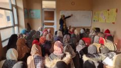 La mujer que desafía el veto talibán con clases clandestinas: 
