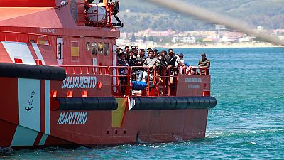 Una inmigrante muerta y un niño desaparecido tras volcar una patera ante una playa de Conil, en Cádiz