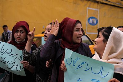 Un grupo de mujeres protesta a cara descubierta en Kabul contra el uso obligatorio del burka en Afganistán