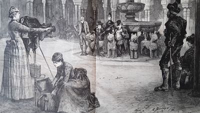 En una imagen de 1890, una fotógrafa prepara su cámara en un patio con arcos y columnas. Un grupo de personas posan para la foto, mientras una ayudante revisa una maleta. Un hombre con sombrero y bastón observa la escena. En una imagen de 1890, una fotógrafa prepara su cámara en un patio con arcos y columnas. Un grupo de personas posan para la foto, mientras una ayudante revisa una maleta. Un hombre con sombrero y bastón observa la escena.