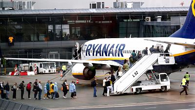 Multa de 150 millones de euros a cuatro aerolíneas de bajo coste por cobrar el equipaje de mano