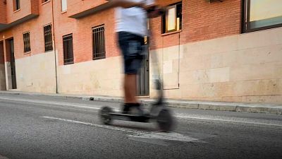 Imatge d'un patinet elèctric circulant a velocitat alta Imatge d'un patinet elèctric circulant a velocitat alta