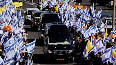 Una multitud despide en Israel a los Bibas, símbolo de la lucha por la liberación de los rehenes de Hamás