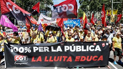 Una marcha recorre el centro de Madrid en defensa de la enseñanza pública: "Ayuso escucha la pública está en lucha"