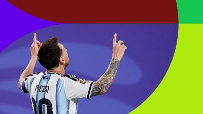 Lionel Messi celebra un gol con los brazos en alto, luciendo la camiseta argentina con el número 10 y su apellido. Fondo abstracto de formas geométricas. Lionel Messi celebra un gol con los brazos en alto, luciendo la camiseta argentina con el número 10 y su apellido. Fondo abstracto de formas geométricas.