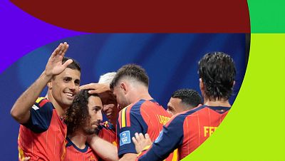 Jugadores de la selección española, incluyendo a Busquets, Cucurella, Alba, Laporte y Ferran Torres, celebran un gol en el campo con euforia y abrazos. Se aprecian nombres en las camisetas y el logo del Mundial. Jugadores de la selección española, incluyendo a Busquets, Cucurella, Alba, Laporte y Ferran Torres, celebran un gol en el campo con euforia y abrazos. Se aprecian nombres en las camisetas y el logo del Mundial.