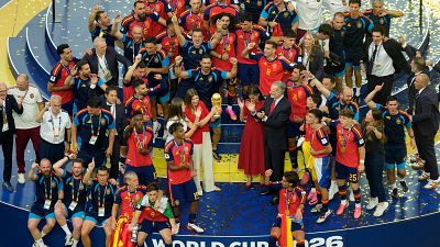 Las imágenes tras el pitido final: de la alegría de los jugadores españoles y la familia real a las lágrimas de Messi Las imágenes tras el pitido final: de la alegría de los jugadores españoles y la familia real a las lágrimas de Messi