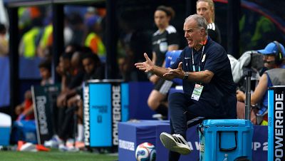 Uruguay se la juega con Bielsa siendo Bielsa, en las buenas y en las malas