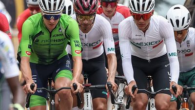 Tadej Pogacar entrena junto a Isaac del Toro en el circuito de Kigali, sede de los Mundiales de Ruanda 2025.