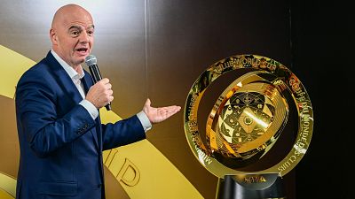 El presidente de la FIFA, Gianni Infantino, posa junto al trofeo del Mundial de Clubes. El presidente de la FIFA, Gianni Infantino, posa junto al trofeo del Mundial de Clubes.