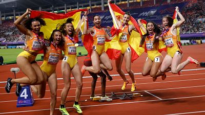 Jael Bestué, Esperança Cladera, Daniela Fra, Eva Santidrián, Blanca Hervás, Maribel Pérez y Paula Sevilla (de izquierda a derecha) celebran las medallas de España en los relevos femeninos de 4x100 y 4x400 del Mundial de Guanzhou