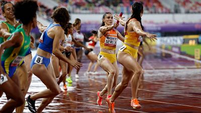 Paula Sevilla entrega el testigo a Eva Santidrián en 4x400 del Mundial de relevos de Guangzhou / Cantón
