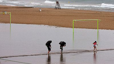 Casi todo el mes de febrero sin apenas lluvia, con temperaturas de más de 20 grados centígrados en San Sebastián o Valencia... El cambio climático ya está aquí, insisten los científicos. Expertos como los que se reúnen durante tres días en San Sebast Casi todo el mes de febrero sin apenas lluvia, con temperaturas de más de 20 grados centígrados en San Sebastián o Valencia... El cambio climático ya está aquí, insisten los científicos. Expertos como los que se reúnen durante tres días en San Sebast