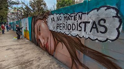 Varios artistas pintan un mural en la Ciudad de México para pedir justicia por los cinco periodistas asesinados