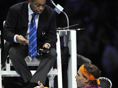 La victoria de Rafa Nadal sobre Thomas Berdych en la Copa Masters tuvo la anécdota del partido en la inusual 'bronca' del español al juez de silla Carlos Bernardes La victoria de Rafa Nadal sobre Thomas Berdych en la Copa Masters tuvo la anécdota del partido en la inusual 'bronca' del español al juez de silla Carlos Bernardes