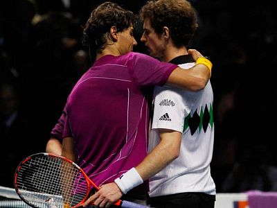 Tres sets y tres horas necesitó el número uno del mundo para doblegar al británico ante su afición y pasar a la final de la Copa Masters Tres sets y tres horas necesitó el número uno del mundo para doblegar al británico ante su afición y pasar a la final de la Copa Masters