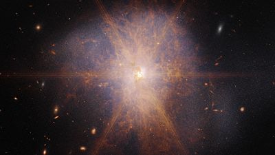 Arp 220, "un faro en medio de un mar de galaxias" captado por el telescopio espacial James Webb
