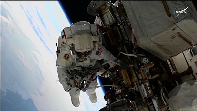 Dos astronautas de la NASA logran retirar una unidad de radio malograda de la Estación Espacial Internacional