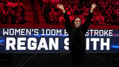 La nadadora estadounidense Regan Smith bate el récord mundial de los 100 metros espalda