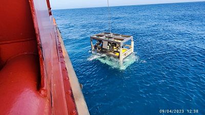 El robot de Salvamento concluye su labor en el Vilaboa Uno y un dron continúa este martes la búsqueda del marinero