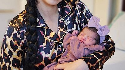 La Nayeli a braços de la seva mare Juana a l’Hospital Parc Taulí de Sabadell La Nayeli a braços de la seva mare Juana a l’Hospital Parc Taulí de Sabadell