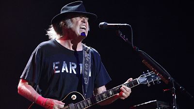 Neil Young decide retirar su música de Spotify por difundir desinformación sobre las vacunas